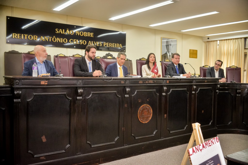 Mesa do lançamento de Fusão de Horizontes no Direito Tributário no Salão Nobre da UERJ