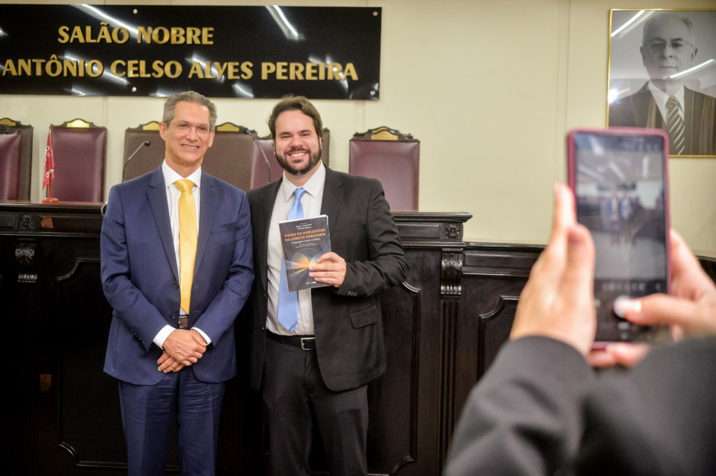 Magno Maranhão e Professor Luís Cesar Souza de Queiroz no lançamento de Fusão de Horizontes